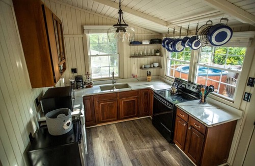 Elkton Cabin | 10 mins from Shenandoah National Park ~ Cozy Cabin