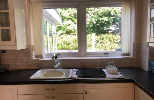 Bournemouth House | 10 mins to Bournemouth Pier with Excellent Wi-Fi.Smart Tv’s. Ample parking.