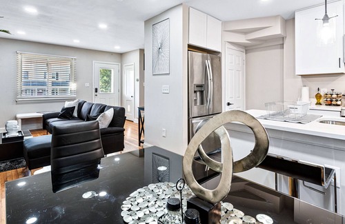Potomac West House | 10 Mins to Downtown DC| 5 Min from Reagan Airport| Free Parking On Site| Self Check In|