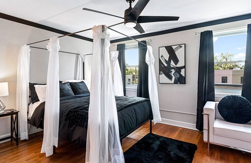 Potomac West House | 10 Mins to Downtown DC| 5 Min from Reagan Airport| Free Parking On Site| Self Check In|