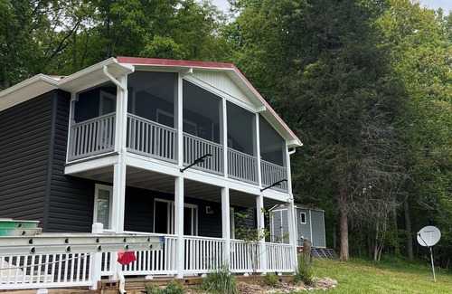 Moneta House | 10-minute drive from the shores of Smith Mountain Lake! Lakehouse with hot tub!