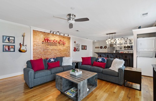 Downtown Nashville Condo | 10 minute walk to bars! FREE parking - Spacious Downtown Condo