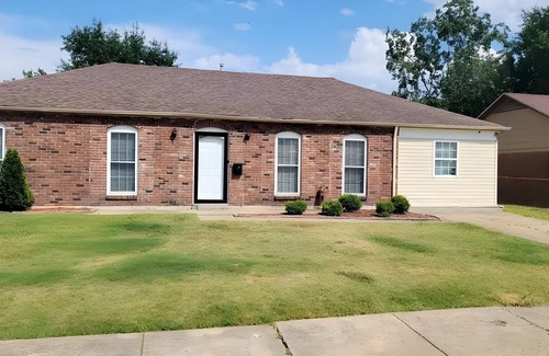 West Memphis House | 10 minutes from downtown Memphis. 4 bed 2 bath with a den and living room.