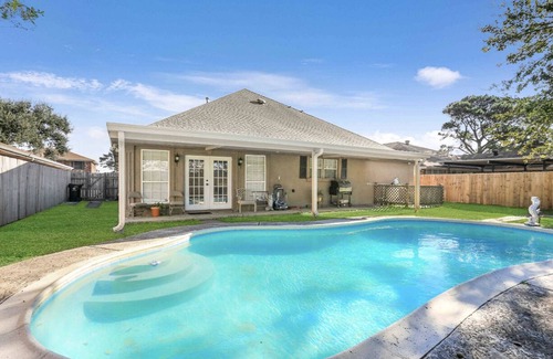 Little Woods House | 10 minutes from Downtown! Cozy Family Home with Pool