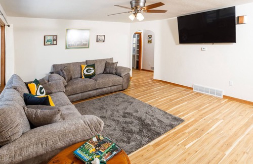 Green Bay House | 10 Minutes from Lambeau Field. Green Bay Packer Themed House!