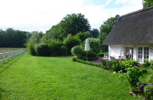 Klein Bollhagen House | 10 minutes from the beach, thatched house with spa: sauna & whirlpool