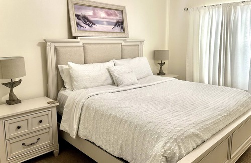 Brunswick House | 10 minutes from the beach- On a 14 acre Lake!