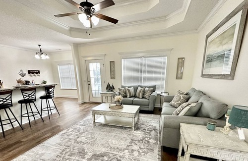 Brunswick House | 10 minutes from the beach- On a 14 acre Lake!
