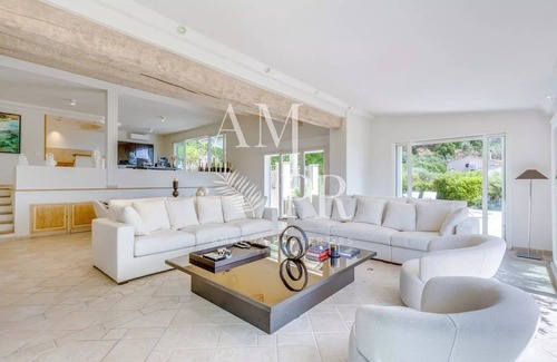Pointe Croisette Villa | 10 minutes from the Palais des Festivals, single-storey villa with panoramic sea view