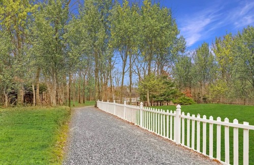 Southampton House | 10 minutes to Coopers beach. Stylish Southampton Retreat on 1.6 acres with deck.