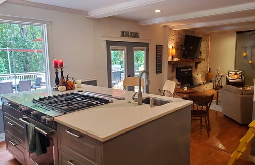 Berea House | 10 minutes to Downtown! Heated pool, hot tub & Game room Pet & Family friendly.