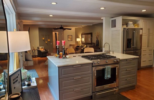 Berea House | 10 minutes to Downtown! Heated pool, hot tub & Game room Pet & Family friendly.