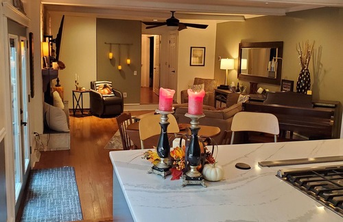 Berea House | 10 minutes to Downtown! Heated pool, hot tub & Game room Pet & Family friendly.