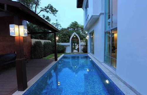Central Pattaya Villa | 10 minutes to the Pattaya beach! Family-sized villa with private pool & kitchen