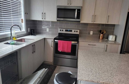 Calgary House | 10 minutes to the airport. family sized town house, close by convenient stores
