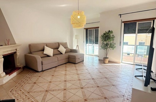 Alcochete Apartment | 10 minutes to the beach 20 minutes to the centre of Lisbon,2 bedroom APT Montijo
