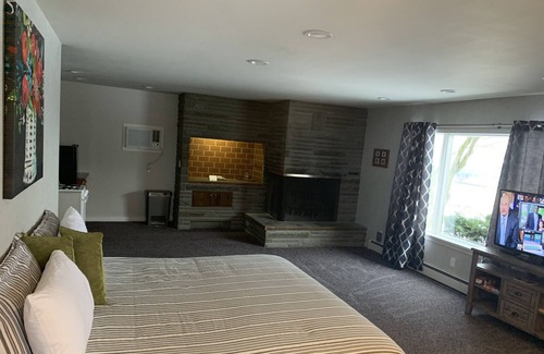 Hector Apartment | 10 Minutes to Watkins Glen -Lake view by wineries!