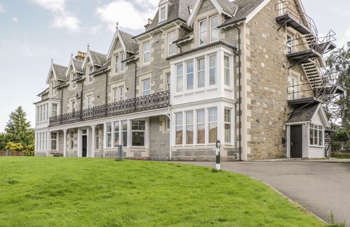 Newtonmore Apartment | 10 MONARCH COUNTRY APARTMENTS, with a garden in Newtonmore