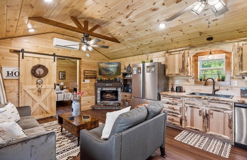 Sevierville Cabin | 10% off! Secluded Farmhouse Chic Cabin-HotTub-Firepit-Cornhole-Arcade-Pets OK!