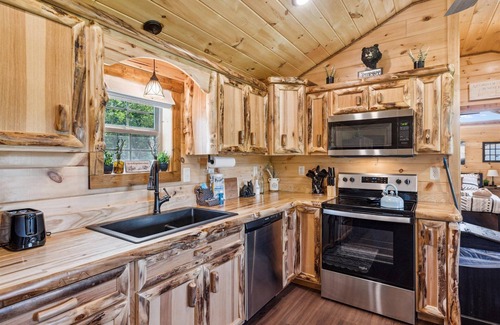 Sevierville Cabin | 10% off! Secluded Farmhouse Chic Cabin-HotTub-Firepit-Cornhole-Arcade-Pets OK!