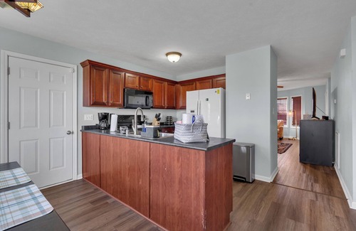 Oak Grove House | 10-Person Spacious Home for Work Groups Near I-24