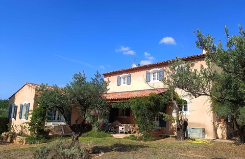 Aups Villa | 10 persons accommodation: spacious 6 pers villa + 4pers Cabanon in Aups (Provence)