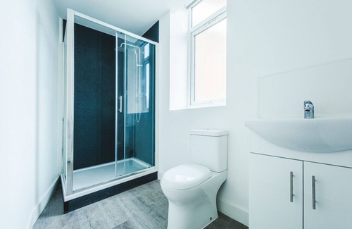 Swindon Apartment | 10 Regent Circus Apartment Central Location Long Stays