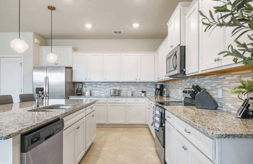 Davenport Villa | 10 Room Villa & Hot Tub | Windsor Waterpark