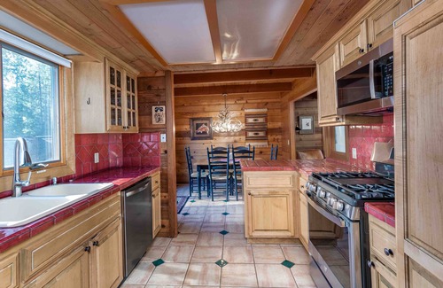Sunriver House | 10 Stag Lane - Family/Dog Friendly Cabin, across from tubing hill and SHARC