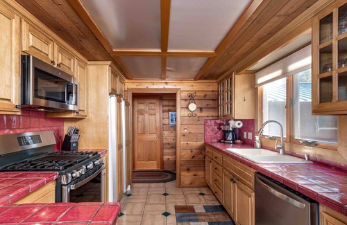 Sunriver House | 10 Stag Lane - Family/Dog Friendly Cabin, across from tubing hill and SHARC