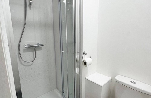 Earlsfield Apartment | 10 train mins to central london