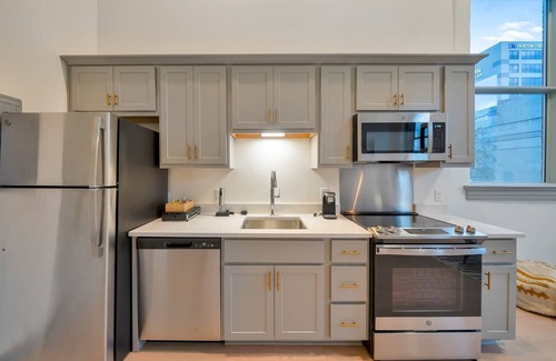 Downtown Louisville Apartment | 10-Unit Cozy Loft w/Free Parking | Med District