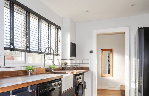 Edern House | 10 Y DDOL, pet friendly, with open fire in Morfa Nefyn