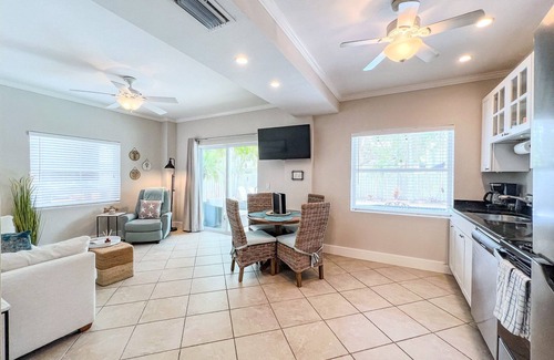 Siesta Key Condo | 100 Feet from the Beach – Charming 1BR Siesta Key Getaway
