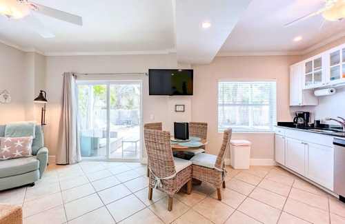 Siesta Key Condo | 100 Feet from the Beach – Charming 1BR Siesta Key Getaway