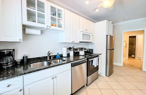 Siesta Key Condo | 100 Feet from the Beach – Charming 1BR Siesta Key Getaway