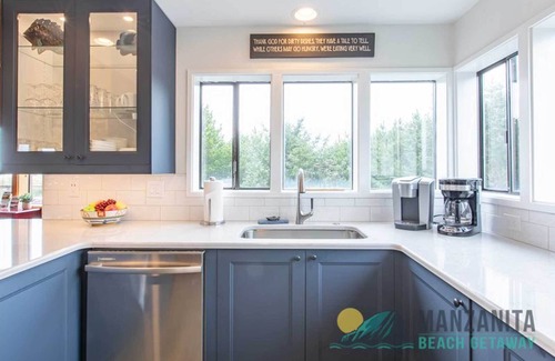 Manzanita House | 100 feet to the beach, dog friendly, spacious. Quintessential Beach House!