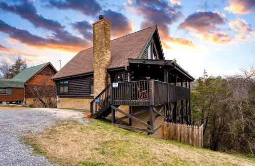 Gatlinburg House | 100 Guests Blackthorn: Sister Smokies Homes Luxury Mountain Retreat