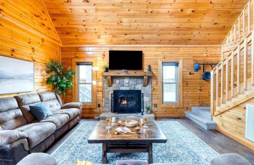Gatlinburg House | 100 Guests Blackthorn: Sister Smokies Homes Luxury Mountain Retreat