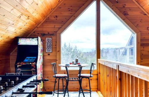 Gatlinburg House | 100 Guests Blackthorn: Sister Smokies Homes Luxury Mountain Retreat