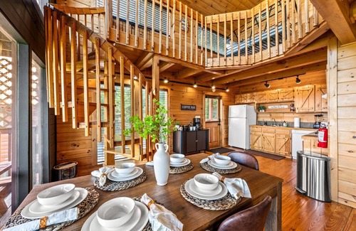 Gatlinburg - Pigeon Forge Cabin | 100-Mile Views! Near Dollywood! Pool & Hot Tub! King Beds & Arcade!