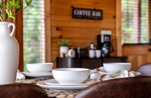 Gatlinburg - Pigeon Forge Cabin | 100-Mile Views! Near Dollywood! Pool & Hot Tub! King Beds & Arcade!