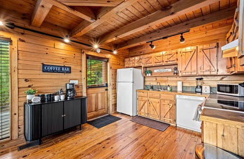 Gatlinburg - Pigeon Forge Cabin | 100-Mile Views! Near Dollywood! Pool & Hot Tub! King Beds & Arcade!