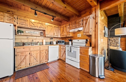 Gatlinburg - Pigeon Forge Cabin | 100-Mile Views! Near Dollywood! Pool & Hot Tub! King Beds & Arcade!
