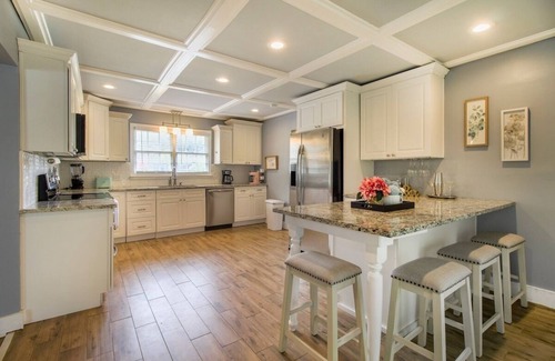 Savannah House | 100" Projector, Marsh Views, Full Coffee Bar, Pool/Ping Pong Game Room