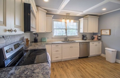 Savannah House | 100" Projector, Marsh Views, Full Coffee Bar, Pool/Ping Pong Game Room