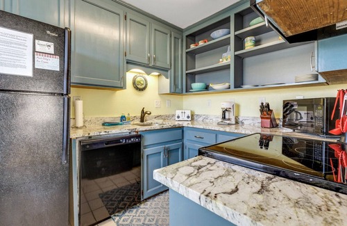 East End House | 100 Steps to the Gulf -Soaring Ceilings, Beams, Contemp, Free Lighthouse Passes