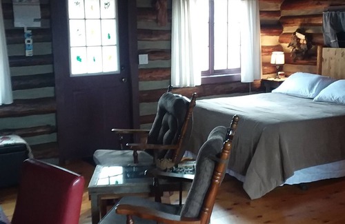 Eureka Springs Cabin | 100 year old log cabin. Spend your relaxing getaway with us