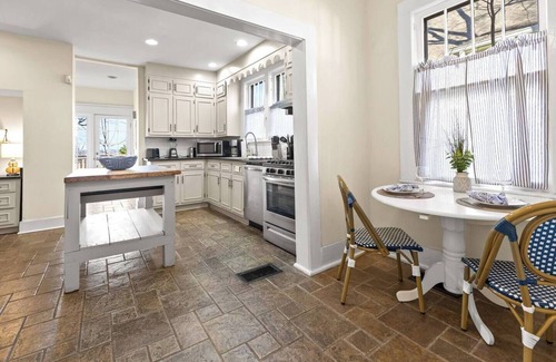 Forest Park House | 100 Year Old Southern Charmer ~HOT TUB~ Great Local