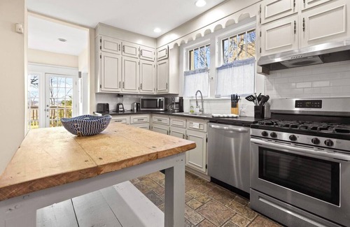 Forest Park House | 100 Year Old Southern Charmer ~HOT TUB~ Great Local